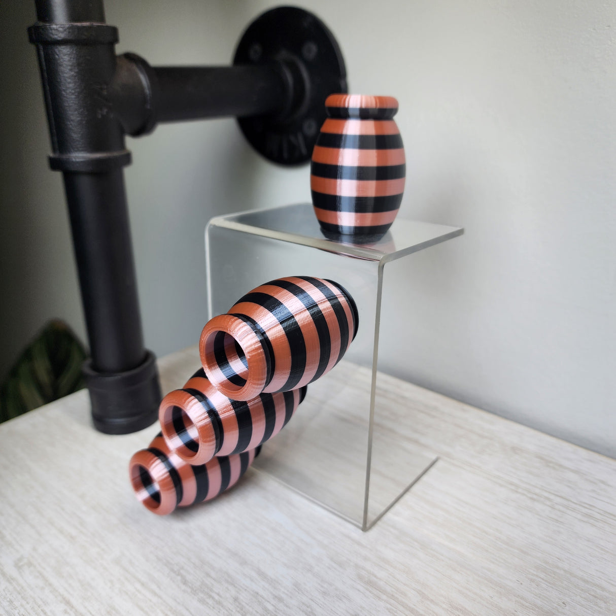 Bumble Hide Perch Pink & Black for Jumping Spiders