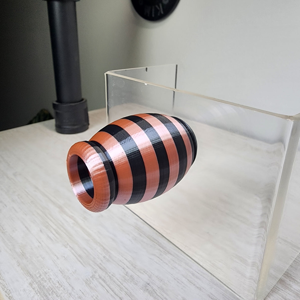 Bumble Hide Perch Pink & Black for Jumping Spiders